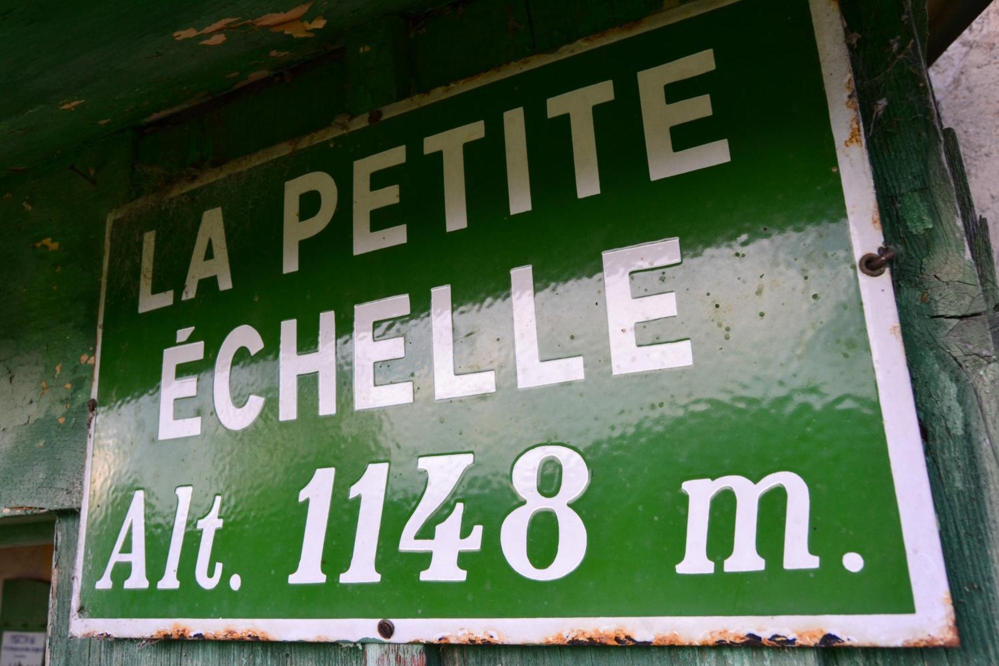 Отель La Petite Echelle Rochejean Экстерьер фото